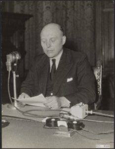 Minister-president W Schermerhorn voor de radiomicrofoon, Bestanddeelnr 022-0509