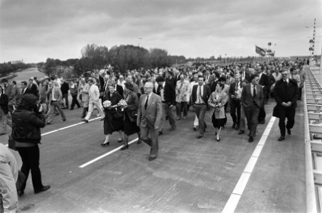 Minister Smit Kroes opent verkeersknooppunt Ypenburg gevolgd door honderden gen, Bestanddeelnr 933-4519