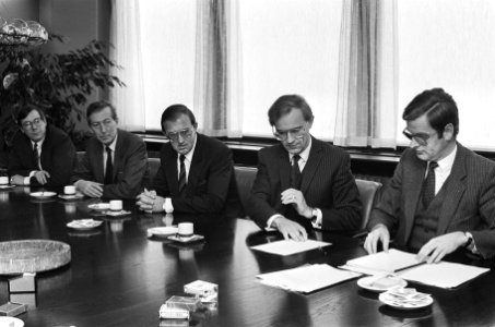 Minister Ruding bestudeert documenten, Bestanddeelnr 933-5248