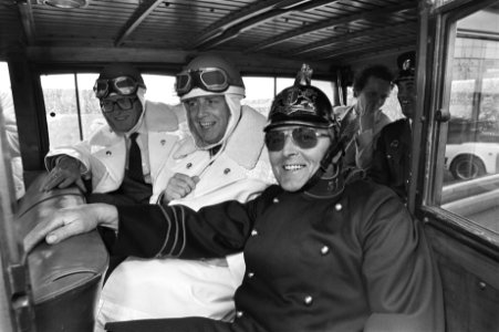 Minister Rietkerk (r) en Korthals Altes met helm en jas Rijkspolitie in Lelystad, Bestanddeelnr 932-9688