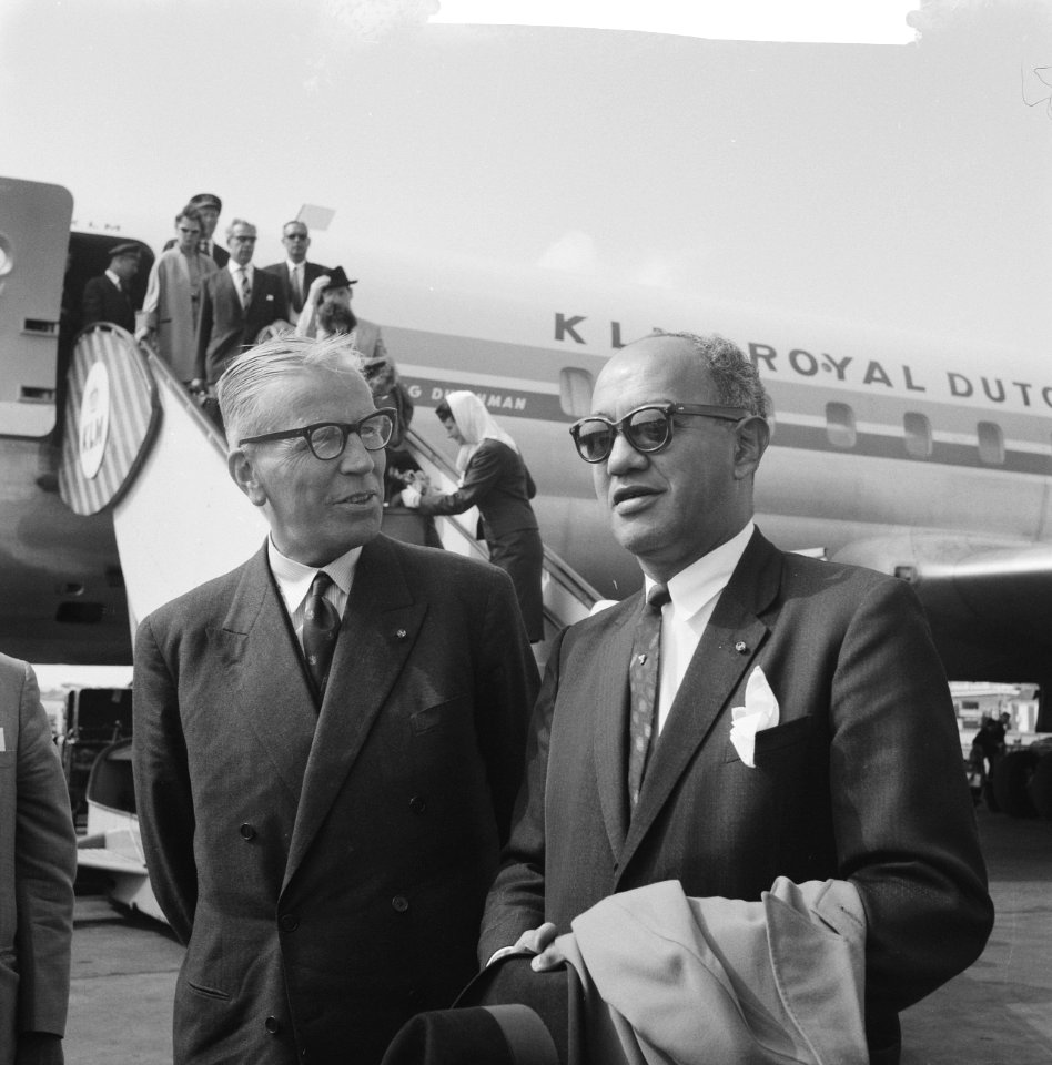 Minister President van Suriname , heer Emanuels op Schiphol voor een bezoek aan , Bestanddeelnr 914-0631