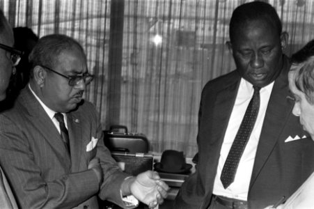 Minister Radhakishin van financien van Suriname en minister Essed van Opbouw arr, Bestanddeelnr 923-5363