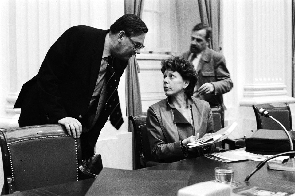 Minister Smit-Kroes (Verkeer en Waterstaat) maakt een praatje met minister Van A, Bestanddeelnr 932-4781