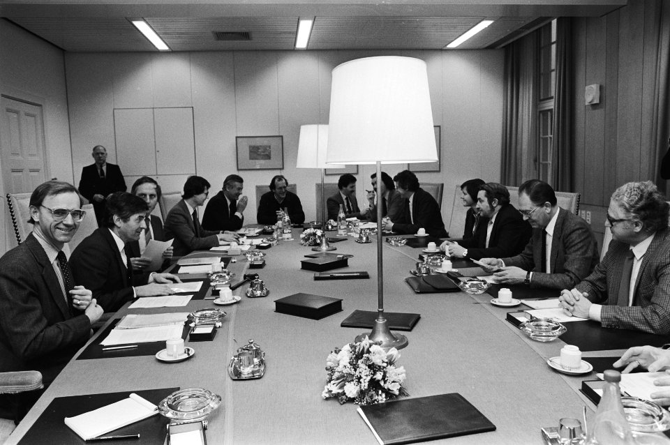 Minister Ruding (Financiën) (l) en de andere leden van de delegatie aan de verga, Bestanddeelnr 932-4860
