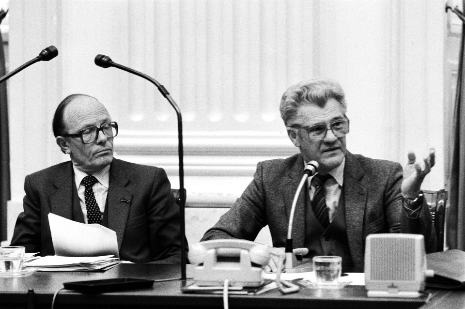 Minister Rietkerk (Binnenlandse Zaken) (l) en staatssecretaris Van Amelsvoort (B, Bestanddeelnr 932-5659
