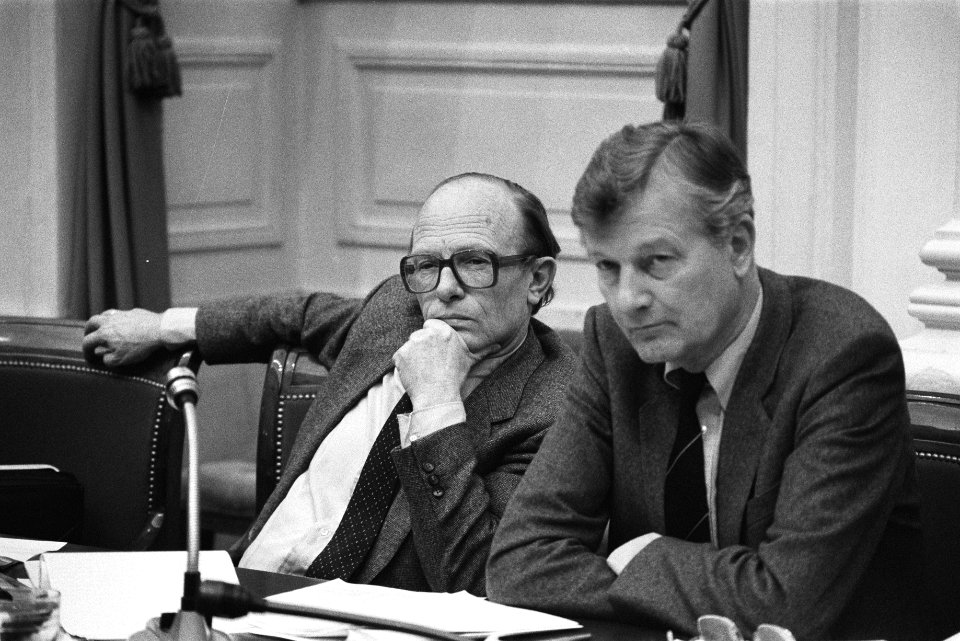Minister Rietkerk (Binnelandse Zaken) (l) en minister De Koning (Sociale Zaken), Bestanddeelnr 932-7882