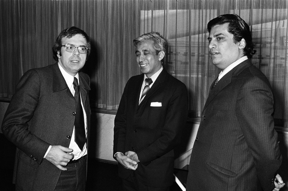 Minister Pronk vertrekt vanaf Schiphol naar Bangladesj, Bestanddeelnr 927-6708