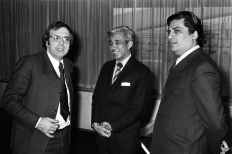 Minister Pronk vertrekt vanaf Schiphol naar Bangladesj, Bestanddeelnr 927-6708