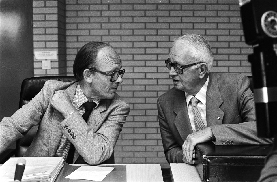 Minister Rietkerk (Binnenlandse Zaken) (l) woont een vergadering van de Raad van, Bestanddeelnr 932-6606