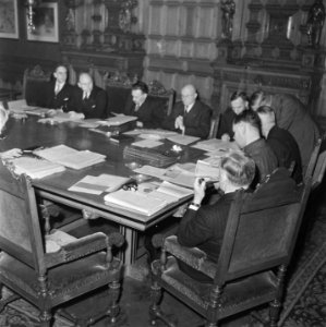 Ministerraad. In vergadering. Vlnr. secretaris van de ministerraad P. Sanders, m, Bestanddeelnr 900-8595