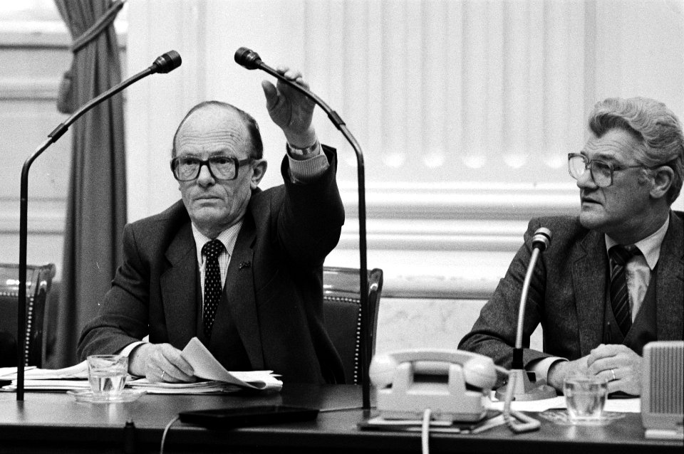 Minister Rietkerk (Binnenlandse Zaken) (l) en staatssecretaris Van Amelsvoort (B, Bestanddeelnr 932-5658