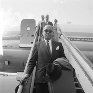 Minister President van Suriname , heer Emanuels op Schiphol voor een bezoek aan , Bestanddeelnr 914-0630