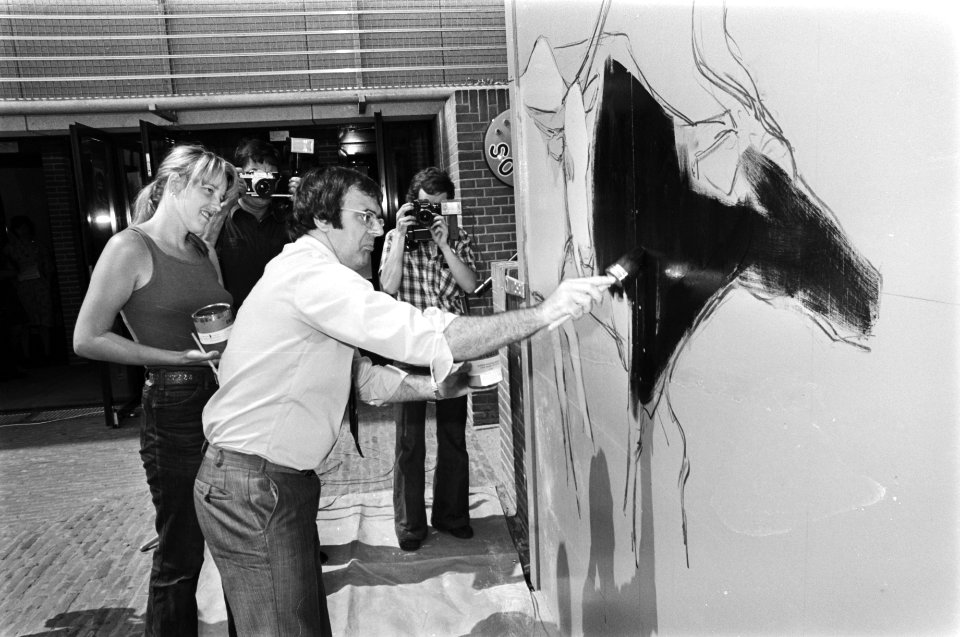 Minister Pronk schildert op schutting bij Tropenmuseum, leerlingen van de Rijksa, Bestanddeelnr 928-5701
