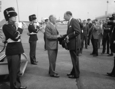 Minister R Casey bezoekt Holland (Buitenlzaken) links, Bestanddeelnr 909-8078
