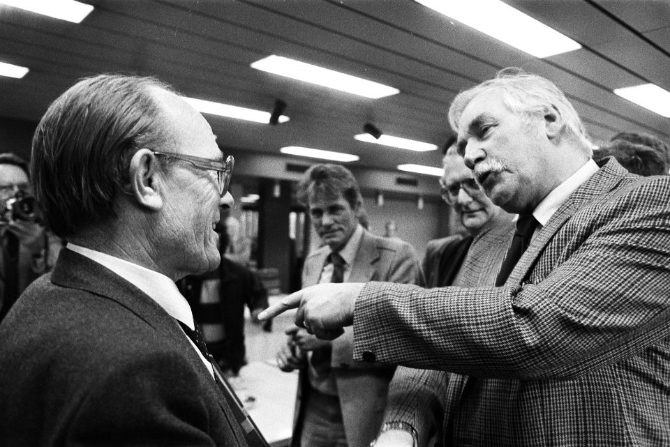 Minister Rietkerk (l) en AbvaKabo-voorzitter Jaap van der Scheur, Bestanddeelnr 932-7747