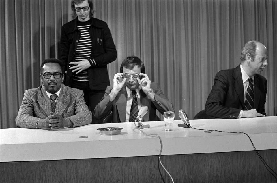 Minister Pronk uit Paramaribo op Schiphol Van Eer (gevolmachtigd minister Surin, Bestanddeelnr 927-7296