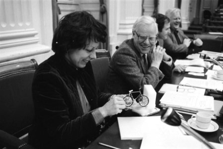 Minister Smit-Kroes (Verkeer) met een miniatuurfietsje, rechts commissievoorzitt, Bestanddeelnr 932-7971