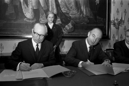 Minister Schmelzer (r) en Russische Ambassadeur Lavrov tekenen stukken inzake ec, Bestanddeelnr 926-1793