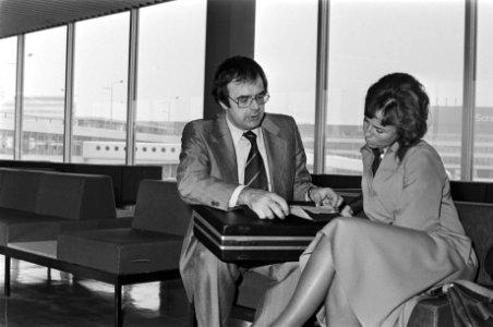 Minister Pronk met vrouw vertrekt van Schiphol voor deelnemen Wereldbankconferen, Bestanddeelnr 928-8109