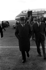 Minister-president JE de Quay bij aankomst op Schiphol, Bestanddeelnr 914-4160