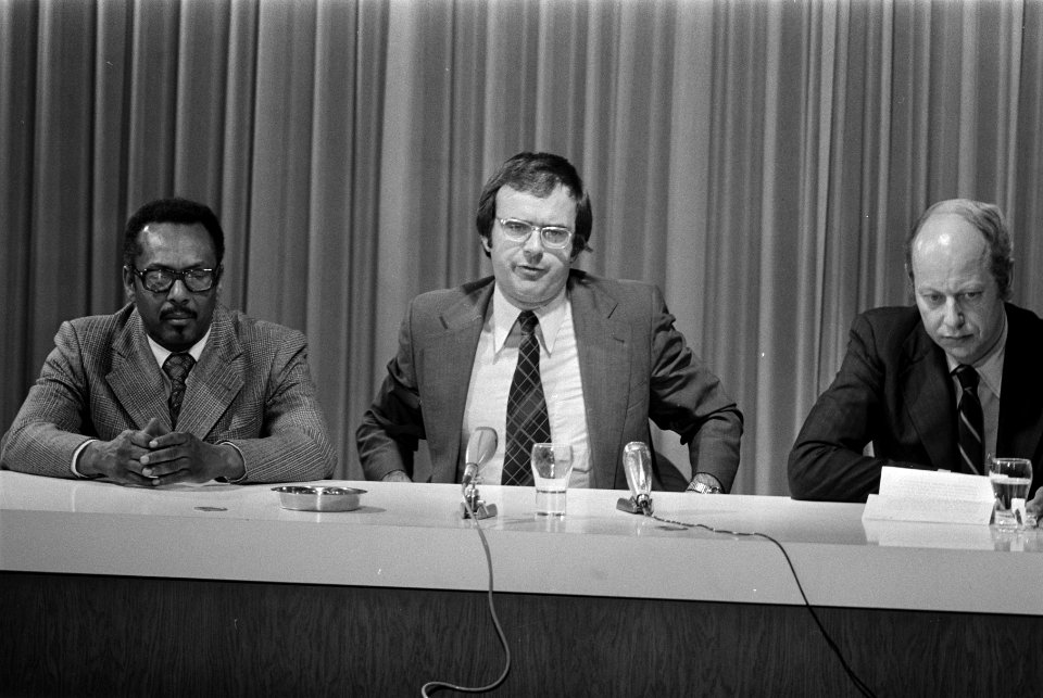 Minister Pronk uit Paramaribo op Schiphol Van Eer (gevolmachtigd minister Surin, Bestanddeelnr 927-7295