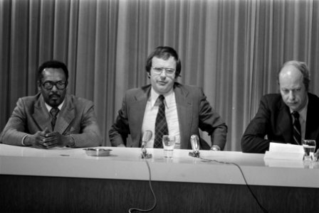 Minister Pronk uit Paramaribo op Schiphol Van Eer (gevolmachtigd minister Surin, Bestanddeelnr 927-7295