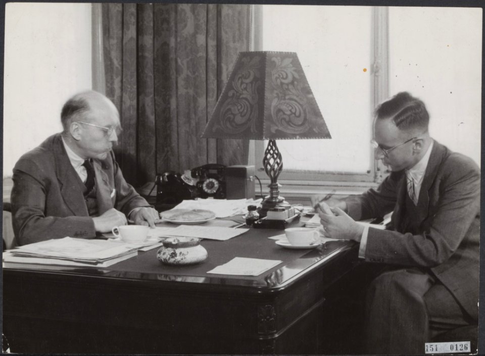 Minister-president Schermerhorn aan zijn bureau, wellicht met zijn secretaris , Bestanddeelnr 151-0126A