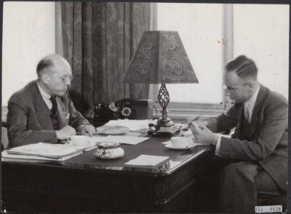 Minister-president Schermerhorn aan zijn bureau, wellicht met zijn secretaris , Bestanddeelnr 151-0126A