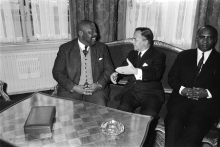 Minister-president Jonathan van Lesotho spreekt met premier De Jong in Kabinet, , Bestanddeelnr 923-9819