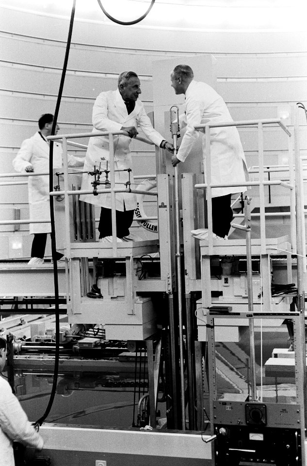 Minister-President prof De Quay in Delft Reactor Instituut geopend Prof De Qu, Bestanddeelnr 915-0801