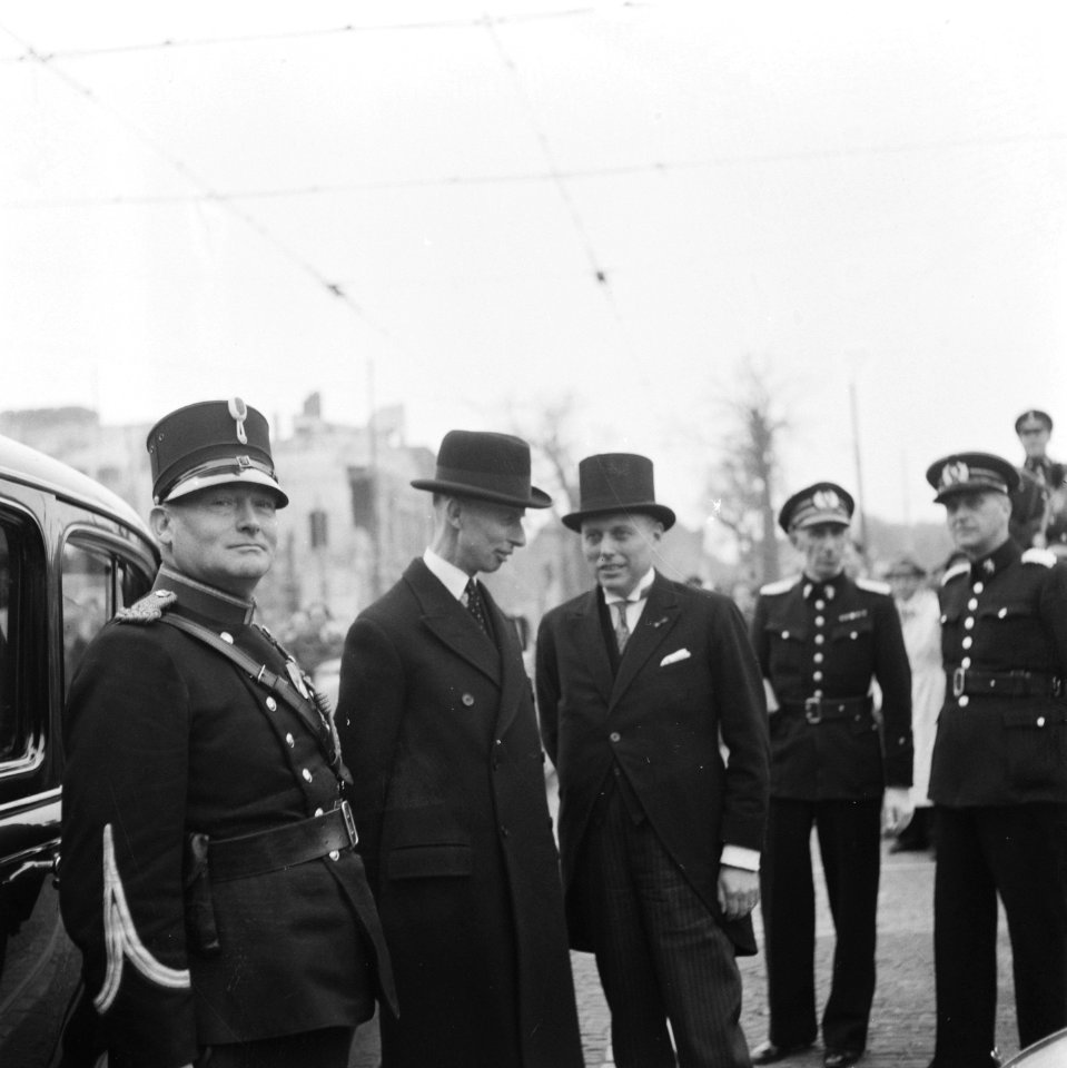 Minister-president Schermerhorn en minister Van Kleffens wachten op de aankomst , Bestanddeelnr 900-7353