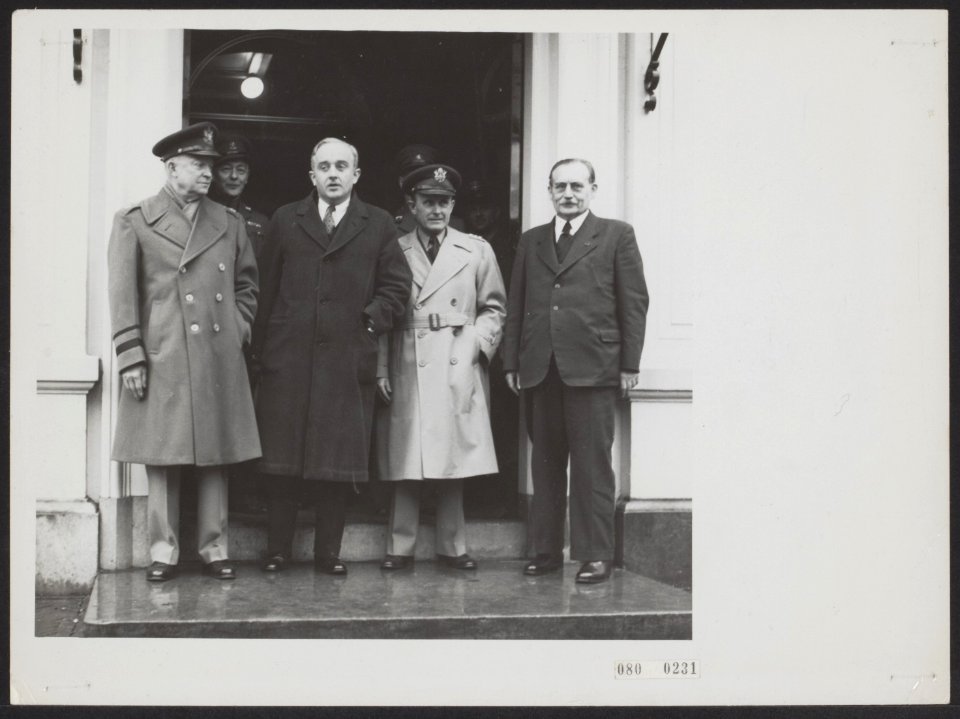 Minister-presidenten, gesprekken, bevelhebbers, VERTREKKEN, drees w, jacob h l s, Bestanddeelnr 080-0231