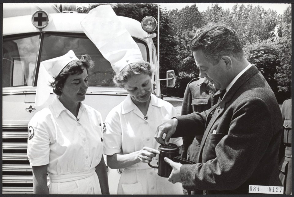 Minister-presidenten, collectes, rode kruis, Marijnen, Victor, Bestanddeelnr 084-0127