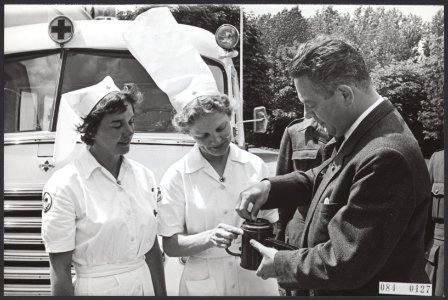 Minister-presidenten, collectes, rode kruis, Marijnen, Victor, Bestanddeelnr 084-0127