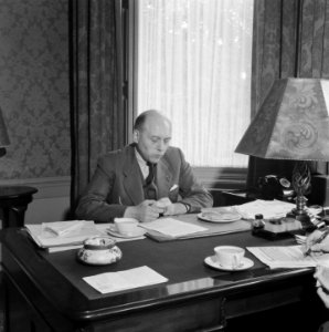 Minister-president Schermerhorn aan zijn bureau Hij eet een broodje, Bestanddeelnr 900-8195