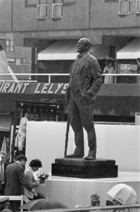 Minister Smit Kroes onthult standbeeld ir. Lely in Lelystad, Bestanddeelnr 933-0880