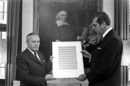 Minister-president Barend Biesheuvel (r) ontvangt de eerste post zegels uitgegev, Bestanddeelnr 925-7168