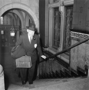 Ministerraad bijeen. J.M. de Booy (Marine) arriveert, Bestanddeelnr 900-8610