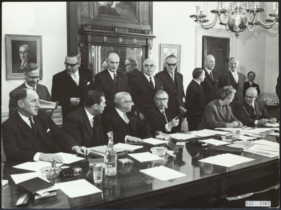 Ministerraad (tussenkabinet Zijlstra 19661967). achterste rij v.l.n.r. Diepenh, Bestanddeelnr 137-1307