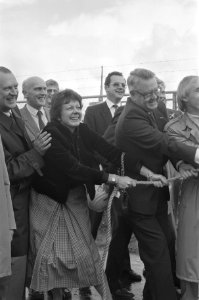Minister Smit Kroes start werkzaamheden bouw brug-tunnel Zeeburg, Amsterdam, Bestanddeelnr 933-0932