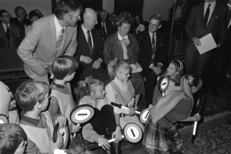Minister Smit Kroes en mr. Pieter van Vollenhoven (r) tussen verkeersbrigadiers , Bestanddeelnr 933-8453