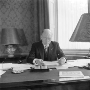 Minister-president W Schermerhorn in zijn werkkamer, Bestanddeelnr 900-7428