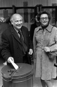Minister President Den Uyl en zijn vrouw stemmen, in Amsterdam Buitenveldert, Bestanddeelnr 927-0901