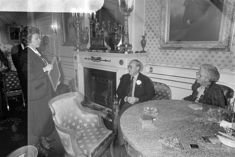 Minister Smit Kroes biedt op Paleis Soestdijk Prinses Juliana en Prins Bernhard , Bestanddeelnr 933-8538