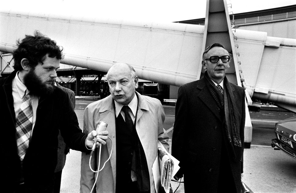 Minister president Den Uyl en minister Van der Stoel naar Parijs vertrokken, Bestanddeelnr 927-6332