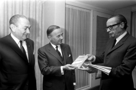 Minister president De Jong ontvangt van Henk Kersting (voorzitter buitenlandse p, Bestanddeelnr 922-9868