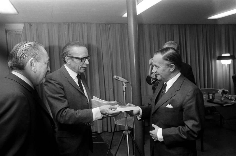 Minister president De Jong ontvangt van Henk Kersting (voorzitter buitenlandse p, Bestanddeelnr 922-9869