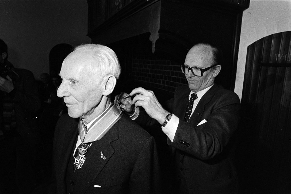 Minister Rietkerk (Binnenlandse Zaken) hangt prof Simons de onderscheiding om, Bestanddeelnr 932-5047