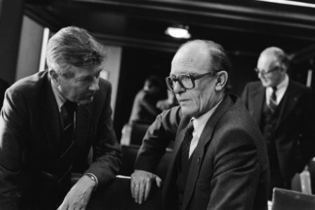 Minister Rietkerk (Binnenlandse Zaken) (r) en minister De Koning (Sociale Zaken), Bestanddeelnr 932-7840