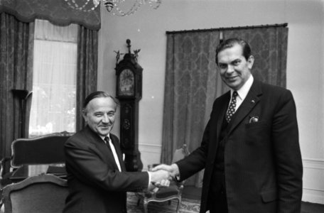 Minister president De Jong draagt kabinet over aan nieuw minister president Bies, Bestanddeelnr 924-7071